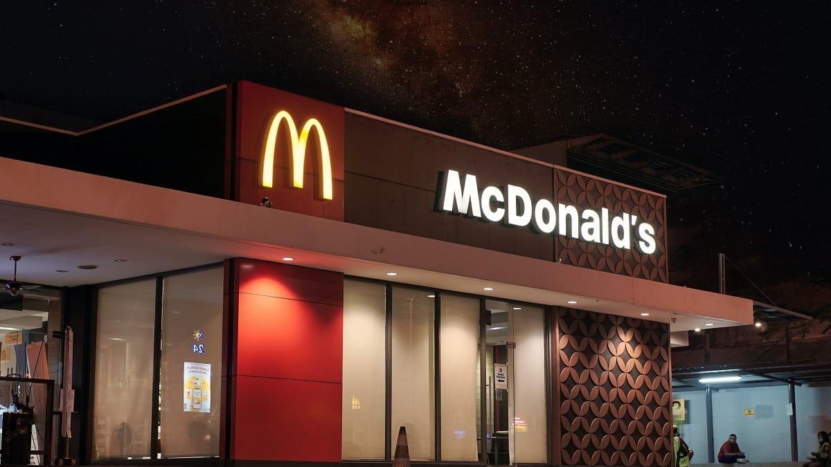 McDonald’s își va reamenaja unitățile / Compania alocă 8,5 miliarde de dolari pentru investiții / Anunță testarea unor produse noi.