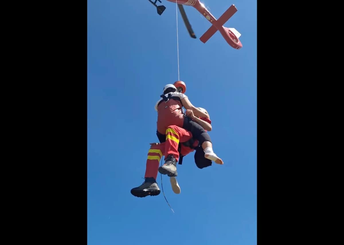 Trei tineri din Brașov salvaţi cu intervenție aeriană în Bucegi | Au rămas prinşi într‑o vale abruptă | Salvamont: „În repetate rânduri am cerut responsabilitate în organizarea turelor montane…”